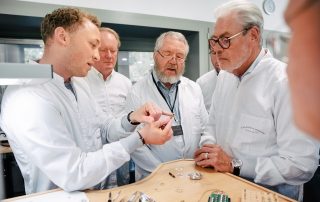 Im Atelier von A. Lange & Söhne wird den Gästen der Zusammenbau einer Zeitwerk erläutert.