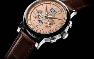 Der Datograph Perpetual Ewiger Kalender Tourbillon von A. Lange & Söhne in Weißgold mit Zifferblatt in Rotgold.