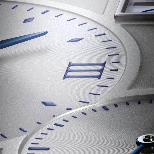 A. Lange & Söhne Lange 1 »25th Anniversary« Die tiefblau gedruckten Zahlen auf dem argentéfarbenen Zifferblatt der Lange 1 »25th anniversary«.