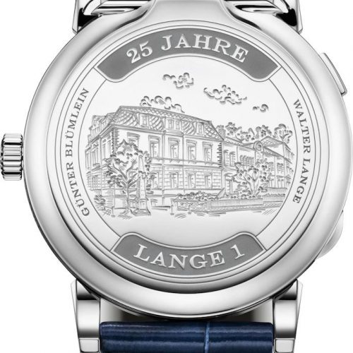 Die Lange 1 »25th-Anniversary« von A. Lange & Söhne mit geschlossenem Deckel. Der Deckel der Lange 1 »25th-Anniversary« von A. Lange & Söhne mit der Gravur des Stammhauses.