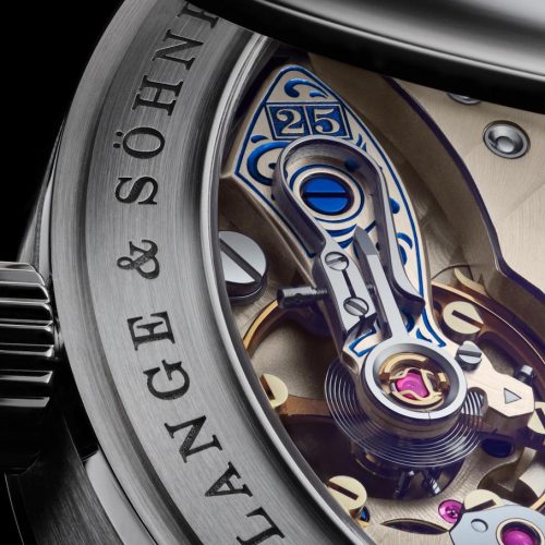 A. Lange & Söhne Lange 1 »25th Anniversary« Die handgravierten Unruhkloben der Lange 1 »25th anniversary« besitzen blaue Linien.