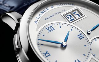 Die Lange 1 »25th-Anniversary« von A. Lange & Söhne mit blauen Ziffern.