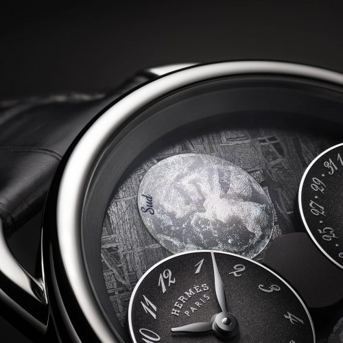 Bei zwölf Uhr wird der Mond mit einem Pegasus geschmückt, der von dem »Traum-Zeichner« Dimitri Rybaltchenko entworfen wurde Bei zwölf Uhr wird der Mond mit einem Pegasus geschmückt, der von dem »Traum-Zeichner« Dimitri Rybaltchenko entworfen wurde.