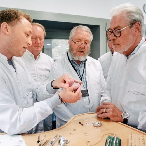 A. Lange & Söhne Im Atelier von A. Lange & Söhne wird den Gästen der Zusammenbau einer Zeitwerk erläutert.