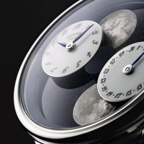 Bei sechs Uhr befindet sich eine naturgetreue Abbildung der Mondoberfläche aus Sicht der nördlichen Hemisphäre Bei sechs Uhr befindet sich eine naturgetreue Abbildung der Mondoberfläche aus Sicht der nördlichen Hemisphäre.