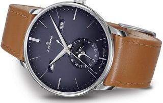 Die Meister Kalender von Junghans mit blauem Zifferblatt.