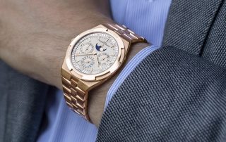 Der Overseas Ewiger Kalender Ultraflach von Vacheron Constantin mit Goldarmband.