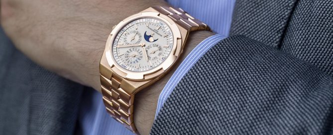 Der Overseas Ewiger Kalender Ultraflach von Vacheron Constantin mit Goldarmband.