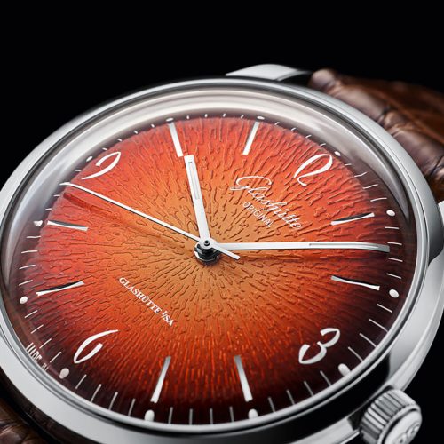 Die Indizes der Sixties sind in das Zifferblatt eingraviert. Die Indizes der Sixties sind in das Zifferblatt eingraviert.