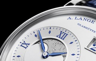 Zum 25-jährigen Jubiläum der Partnerschaft zwischen Wempe und A. Lange & Söhne wird diese auf 25 Exemplare limitierte Große Lange 1 Mondphase aus Weißgold aufgelegt.