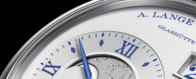 Zum 25-jährigen Jubiläum der Partnerschaft zwischen Wempe und A. Lange & Söhne wird diese auf 25 Exemplare limitierte Große Lange 1 Mondphase aus Weißgold aufgelegt.