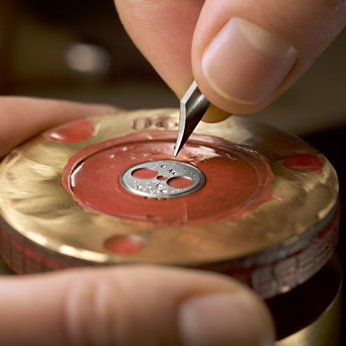 Die Handgravur der weißgoldenen Mondscheibe der Großen Lange 1 Mondphase. Die Handgravur der weißgoldenen Mondscheibe der Großen Lange 1 Mondphase.