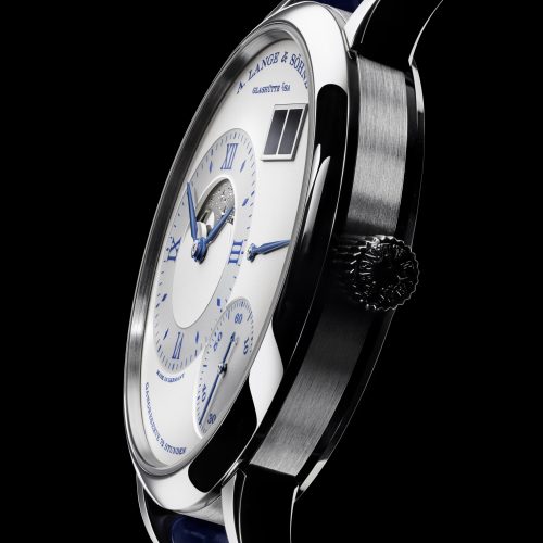 Per Handgravur entstehen sechs Sterne und kleine Punkte, die mit den eingesetzten goldenen Monden das Himmelsszenario ergeben. Per Handgravur entstehen sechs Sterne und kleine Punkte, die mit den eingesetzten goldenen Monden das Himmelsszenario ergeben.