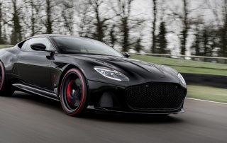 Der Aston Martin DBS Superleggera TAG-Heuer-Edition ist in Monaco-Schwarz lackiert.