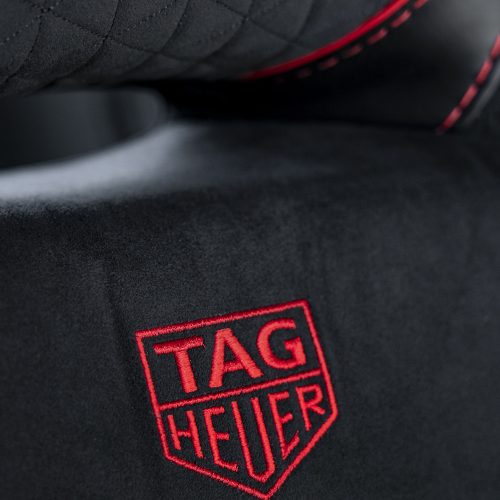 Der Aston Martin DBS Superleggera TAG-Heuer-Edition ist im Inneren unter anderem mit dem TAG-Heuer-Logo bestickt. Der Aston Martin DBS Superleggera TAG-Heuer-Edition ist im Inneren unter anderem mit dem TAG-Heuer-Logo bestickt.