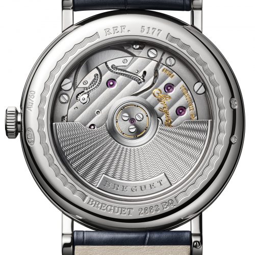 Die handguillochierte Schwungmasse aus 18-karätigem Gold ist durch den Saphirglasboden gut sichtbar. Die handguillochierte Schwungmasse aus 18-karätigem Gold ist durch den Saphirglasboden gut sichtbar.