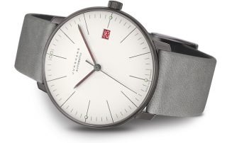 Die Junghans max bill »100 Jahre Bauhaus« besitzt eine rote Datumsanzeige und rote Leuchtmasse auf den Zeigern.