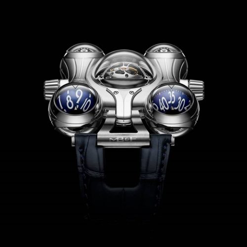 Unter den charakteristischen Kuppeln befinden sich die Stunden- und Minutenanzeigen. Unter den charakteristischen Kuppeln befinden sich die Stunden- und Minutenanzeigen.