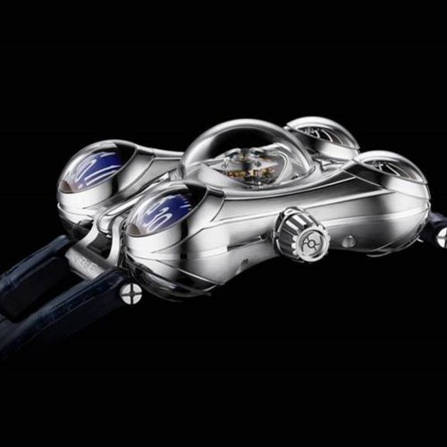 Die HM6 Final Edition von MB&F besitzt ein Gehäuse aus Edelstahl mit geschliffenen Rillen am biomorphen Gehäuse. Die HM6 Final Edition von MB&F besitzt ein Gehäuse aus Edelstahl mit geschliffenen Rillen am biomorphen Gehäuse.