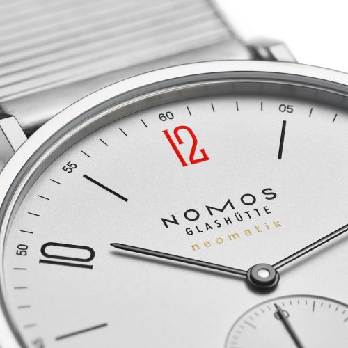 Die Nomos Tangente für Ärzte ohne Grenzen trägt eine rote Zwölf. Die Nomos Tangente für Ärzte ohne Grenzen trägt eine rote Zwölf.