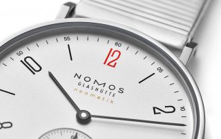 Die Nomos Tangente für Ärzte ohne Grenzen trägt eine rote Zwölf.