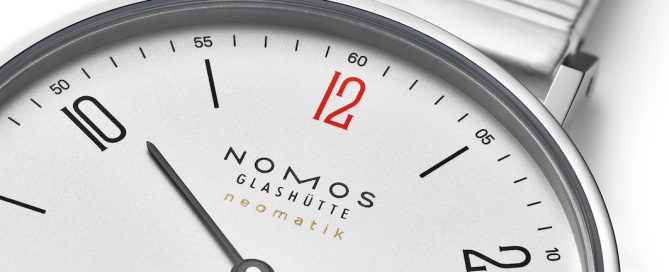 Die Nomos Tangente für Ärzte ohne Grenzen trägt eine rote Zwölf.