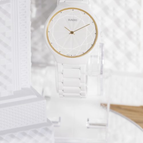 Die Rado True Thinline Gem by Inma Bermudez besitzt ein strukturiertes Relief-Zifferblatt.