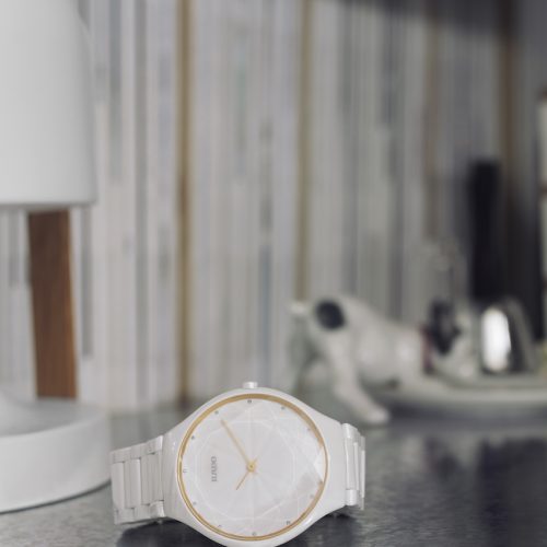 Tiefe und zum Glanz werden durch zwölf winzige Diamanten am äußeren Rand des Zifferblatts sowie Elemente in einem subtilen Goldton betont. Tiefe und zum Glanz werden durch zwölf winzige Diamanten am äußeren Rand des Zifferblatts sowie Elemente in einem subtilen Goldton betont.