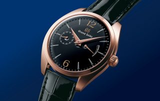 Die Grand Seiko SBGK004 im 18K Rotgoldgehäuse mit tiefschwarzem Zifferblatt beherbergt das Manufakturkaliber 9S63 mit Handaufzug.