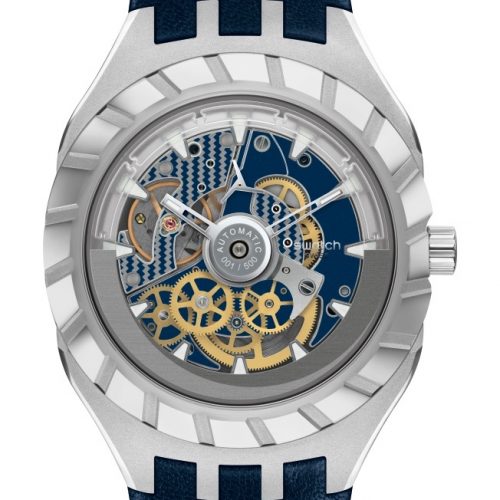 Die Swatch Flymagic mit skelettiertem Zifferblatt in Blau. Die Swatch Flymagic mit skelettiertem Zifferblatt in Blau.