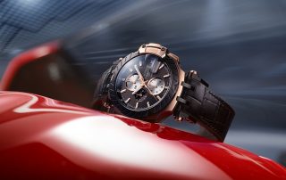 Den T-Race MotoGP 2019 Automatic Chronographen von Tissot schmückt ein schwarzer Rind aus Karbonfaser.