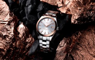 Die Tissot Gentleman besitzt eine Lünette aus solidem 18 Karat Roségold.