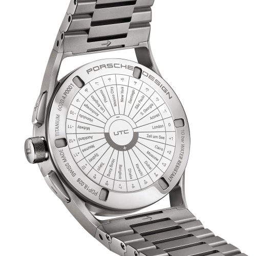 Die Rückseite der 1919 Globetimer UTC von Porsche Design ist mit den Ortszeiten wichtiger Städte wie Zell am See graviert. Die Rückseite der 1919 Globetimer UTC von Porsche Design ist mit den Ortszeiten wichtiger Städte wie Zell am See graviert.