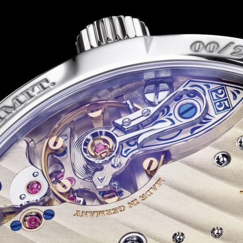 Die auf dem Unruhkloben als Reliefgravur ausgeführte Zahl »25«, die auf das Jubiläum verweist, ist blau ausgelegt Die auf dem Unruhkloben als Reliefgravur ausgeführte Zahl »25«, die auf das Jubiläum verweist, ist blau ausgelegt