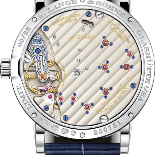 Das Handaufzugskaliber L121.1 besitzt eine Gangautonomie von 72 Stunden. Das Handaufzugskaliber L121.1 besitzt eine Gangautonomie von 72 Stunden.