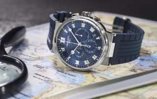 Der Marine Chronograph 5527 von Breguet in 18K Weißgold mit Kautschukband.