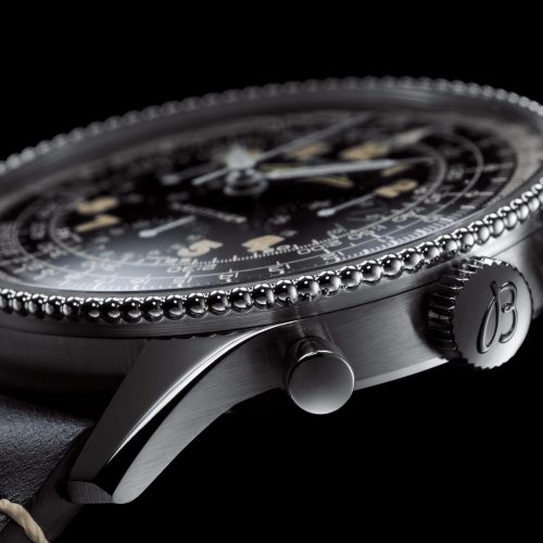Die Navitimer Ref. 806 1959 Re-Edition verfügt über eine drehbare Perlenlünette mit exakt 94 Perlen, genauso vielen wie beim Modell von 1959. Die Navitimer Ref. 806 1959 Re-Edition verfügt über eine drehbare Perlenlünette mit exakt 94 Perlen, genauso vielen wie beim Modell von 1959.
