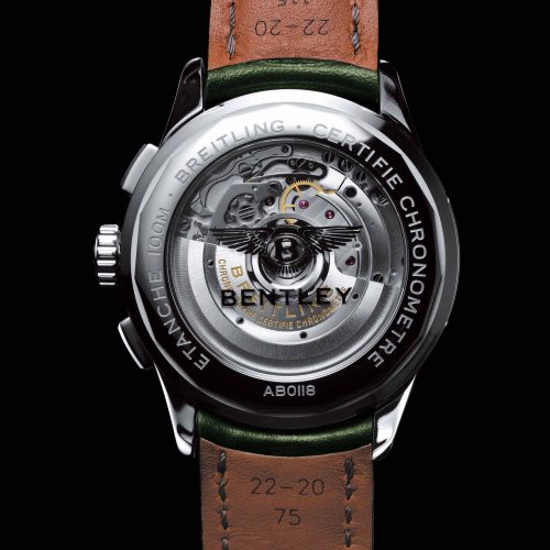Durch den Sichtboden der Breitling Premier B01 Chronograph 42 Bentley British Racing Green ist das Manufakturwerk B01 zu erkennen. Durch den Sichtboden der Breitling Premier B01 Chronograph 42 Bentley British Racing Green ist das Manufakturwerk B01 zu erkennen.
