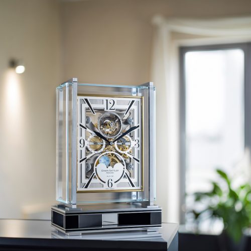 Die Opera-Tourbillon von Erwin Sattler ist 24 Zentimeter breit, 36 Zentimeter hoch und hat eine Tiefe von 14 Zentimetern. Die Opera-Tourbillon von Erwin Sattler ist 24 Zentimeter breit, 36 Zentimeter hoch und hat eine Tiefe von 14 Zentimetern.