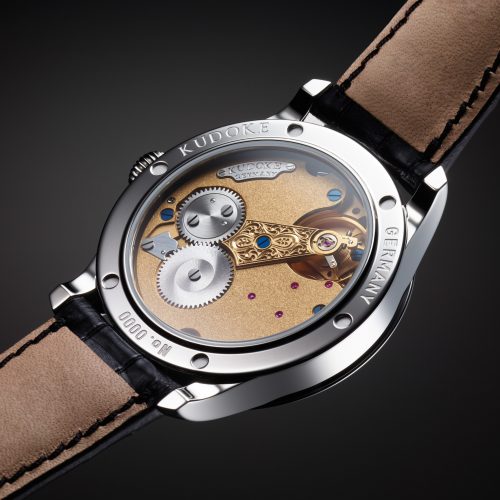 Durch den Glasboden auf der Rückseite des Gehäuses ist wie bei dem ersten Modell dieser Reihe das handfinissierte Uhrwerk Kaliber 1, hier als Version 24H sichtbar. Durch den Glasboden auf der Rückseite des Gehäuses ist wie bei dem ersten Modell dieser Reihe das handfinissierte Uhrwerk Kaliber 1, hier als Version 24H sichtbar.