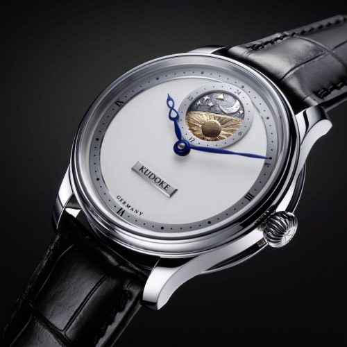 Aufbauend auf dem Basiswerk Kaliber 1 ermöglicht ein Modulmechanismus auf der Zifferblattseite des Uhrwerkes eine 24-Stunden-Anzeige bei zwölf Uhr. Aufbauend auf dem Basiswerk Kaliber 1 ermöglicht ein Modulmechanismus auf der Zifferblattseite des Uhrwerkes eine 24-Stunden-Anzeige bei zwölf Uhr.