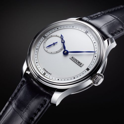 Das klassische versilberte Zifferblatt der Dreizeigeruhr mit fein grainierter Oberfläche und zwei aufgesetzten geschliffenen Ringen mit Diamantkante erinnert an alte Zeiten. Das klassische versilberte Zifferblatt der Dreizeigeruhr mit fein grainierter Oberfläche und zwei aufgesetzten geschliffenen Ringen mit Diamantkante erinnert an alte Zeiten.