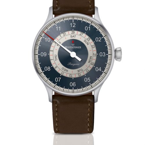Die Pangaea Day Date von Meistersinger mit blauem Zifferblatt und sandgrauem Datumsring. Die Pangaea Day Date von Meistersinger mit blauem Zifferblatt und sandgrauem Datumsring.