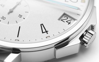 Die Glashütte Tangente Sport Neomatik 42 verfügt über ein Datum und eine Krone mit Flankenschutz.