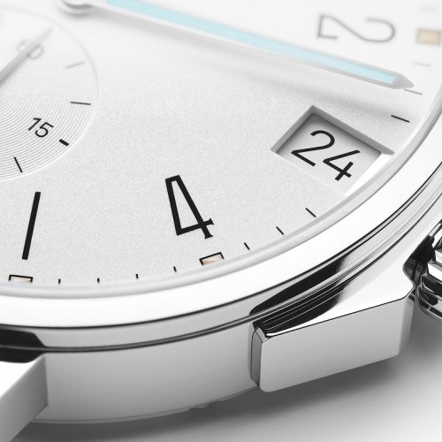 Die Glashütte Tangente Sport Neomatik 42 verfügt über ein Datum und eine Krone mit Flankenschutz. Die Glashütte Tangente Sport Neomatik 42 verfügt über ein Datum und eine Krone mit Flankenschutz.