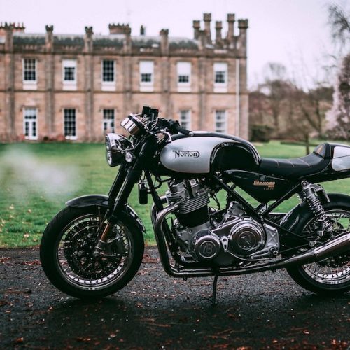 Die Norton Commando 961 Cafe Racer MKII Breitling ziert das »B« auf dem Kupplungsgehäuse. Die Norton Commando 961 Cafe Racer MKII Breitling ziert das »B« auf dem Kupplungsgehäuse.
