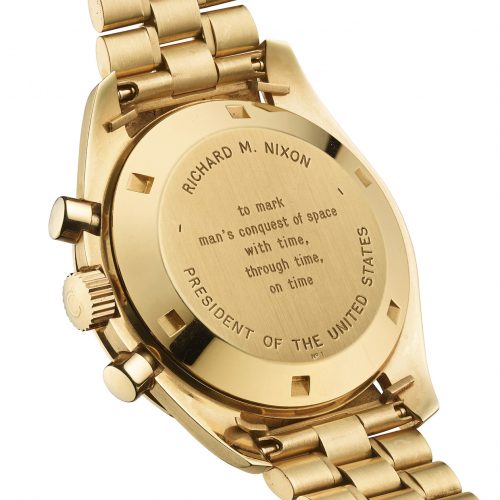 Der Gehäuseboden trug die Inschrift: »to mark man’s conquest of space with time, through time, on time.« Der Gehäuseboden trug die Inschrift: »to mark man’s conquest of space with time, through time, on time.«