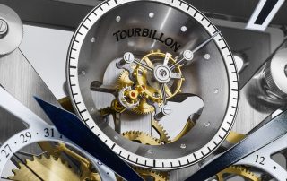 Das fliegendes Minutentourbillon sitzt in einem Trichter mit zwölf Brillanten mit kleiner Sekundenanzeige auf dem Trichterrand.