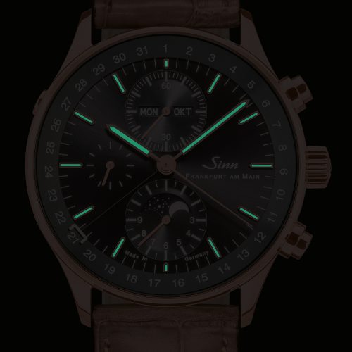 Die Frankfurter Finanzplatzuhr 6012 Roségold Jubiläum von Sinn Spezialuhren ist auch nachts gut ablesbar. Die Frankfurter Finanzplatzuhr 6012 Roségold Jubiläum von Sinn Spezialuhren ist auch nachts gut ablesbar.