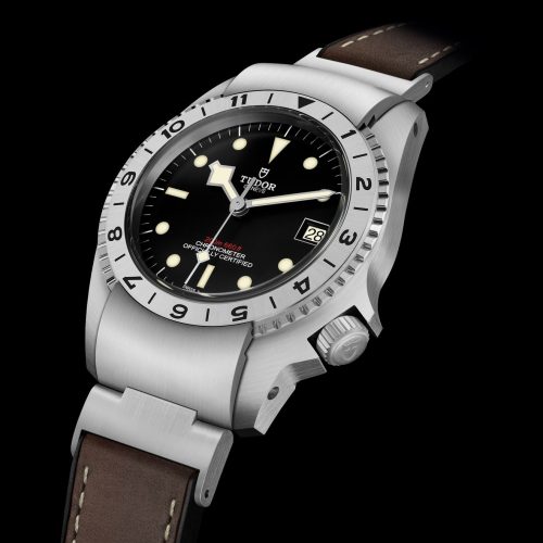 Bei der Black Bay P01 von Tudor sitzt die Aufzugskrone an der Vier-Uhr-Position. Bei der Black Bay P01 von Tudor sitzt die Aufzugskrone an der Vier-Uhr-Position.